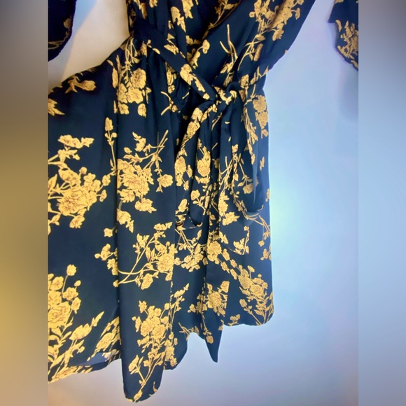 Off the shoulder bell sleeve romper - Picture 9 of 9